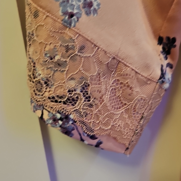 La Vie En Rose Floral Satin Robe - Pink and Black Size S/M - Picture 4 of 9